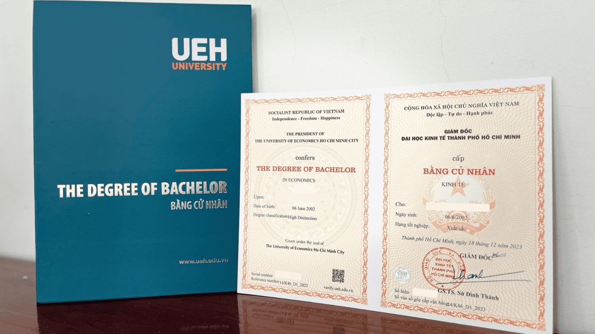 Góc nghiêng tem phản quang bảo an phát sáng dưới tia UV